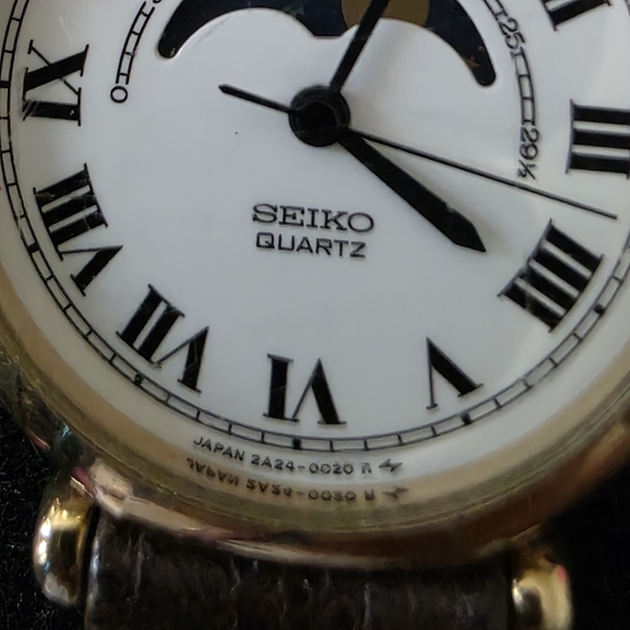 VTG Rare Octagon Seiko Moon Phase Roman Dial Quartz Watch 25mm Japan Works main image 9